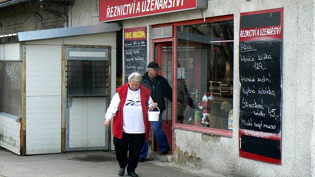 DO ŘEZNICTVÍ na Zbožské ulici chodí zákazníci dál. I přes nálezy veterinářů mluvící o špíně a hlodavcích.