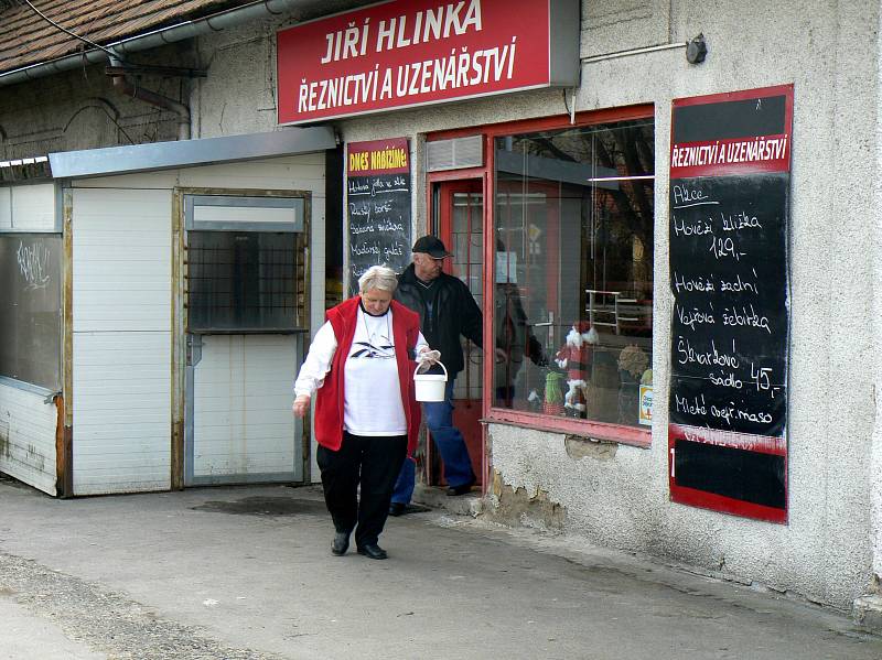 DO ŘEZNICTVÍ na Zbožské ulici chodí zákazníci dál. I přes nálezy veterinářů mluvící o špíně a hlodavcích.