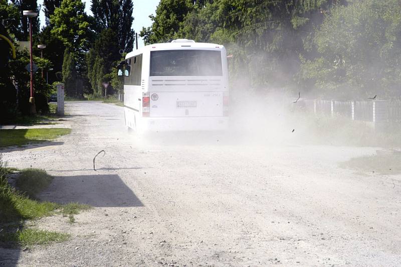 Lidé v Polabci a Kluku se obávají, že i letos budou trpět prachem ze silnice, kterou město po stavbě kanalizace a vodovodu neuvedlo do původního stavu.