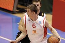 Nymburský basketbalista Pavel Pumprla (s míčem) byl opět tahounem svého mužstva a pomohl k výhře nad Soluní  