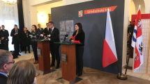 Delegace ukončila svůj dnešní program na závěrečné tiskové konferenci v Poděbradech, kde premiér v demisi spolu s hejtmankou Jaroslavou Pokornou Jermanovou shrnuli hlavní výstupy z dnešní cesty po regionu.