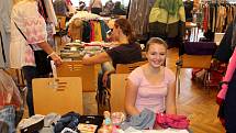 Bleší trh v Nymburce nabídl oblečení i knihy.