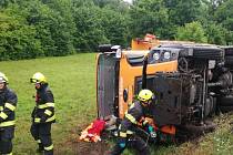 Dopravní nehoda nákladního automobilu na silnici II/330 u Netřebic.