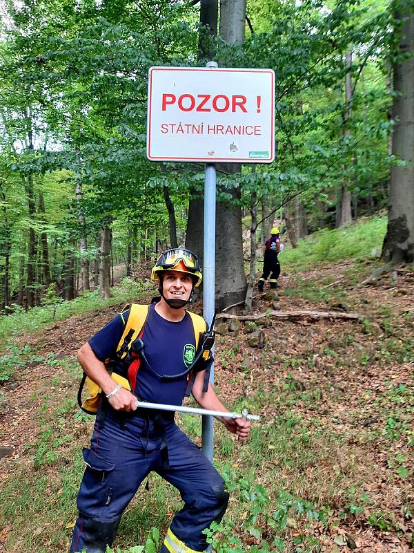 Výpomoc dobrovolných hasičů z Nymburka při hašení požáru v Národním parku České Švýcarsko.