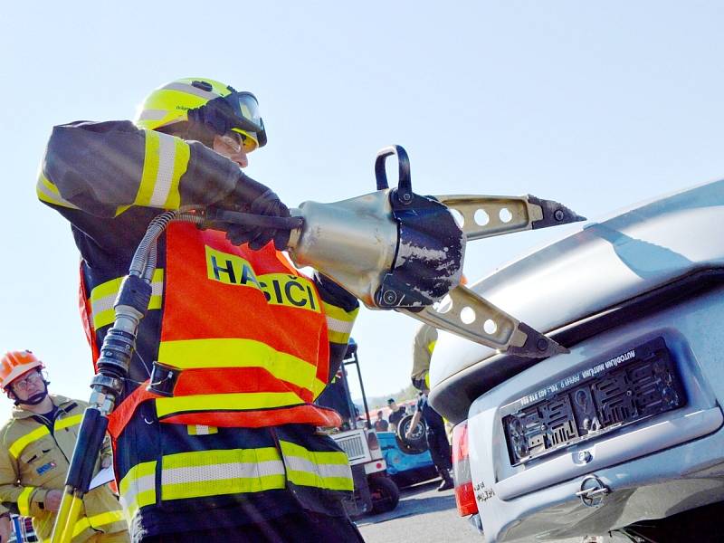 Milovičtí hasiči v barvách Nymburska ovládli krajskou soutěž ve vyprošťování osob při nehodách na letišti v Tlusticích na Berounsku.