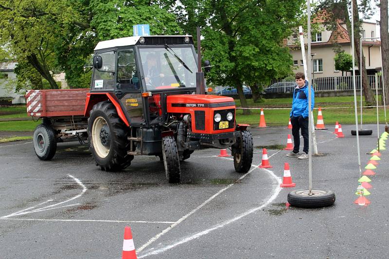 Krajské kolo jízdy zručnosti traktorem se konalo na Střední zemědělské škole v Poděbradech.