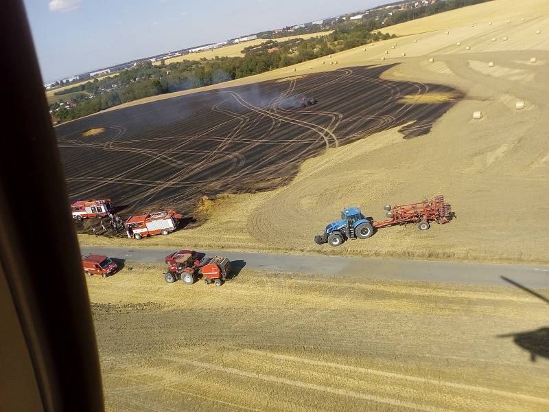 Požár pole u Zdib hasil i armádní vrtulník.