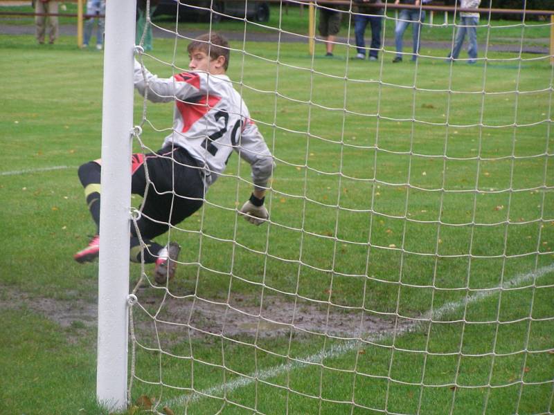 Z okresního fotbalového derby I.B třídy Sokoleč - Lysá (5:0)