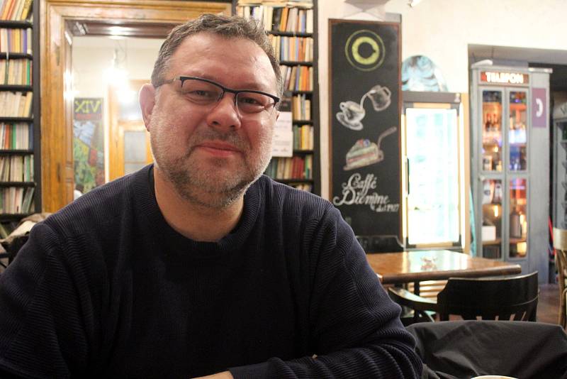 Jaroslav Kmenta, investigativní novinář a spoluautor námětu a scénáře k dokumentárnímu seriálu Polosvět.