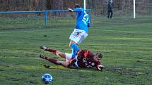 Fotbalisté Bohemie Poděbrady (v rudém) vyhráli doma okresní derby nad Vykání 2:1.