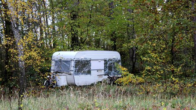 Karavan po stáních v průmyslové zóně a u drahelických doků aktuálně stojí v babínském lese u obchvatu mezi Nymburkem a Poděbrady.