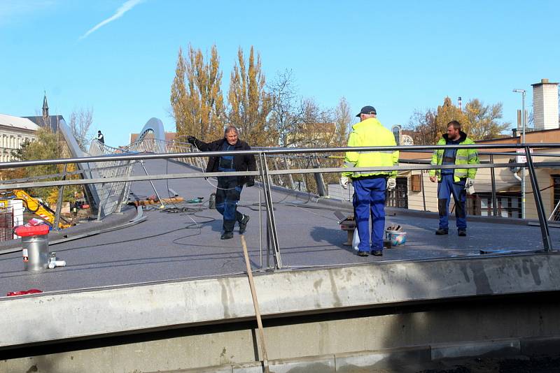 Zakončení lávky na zálabské straně je v obou směrech bezbariérové.