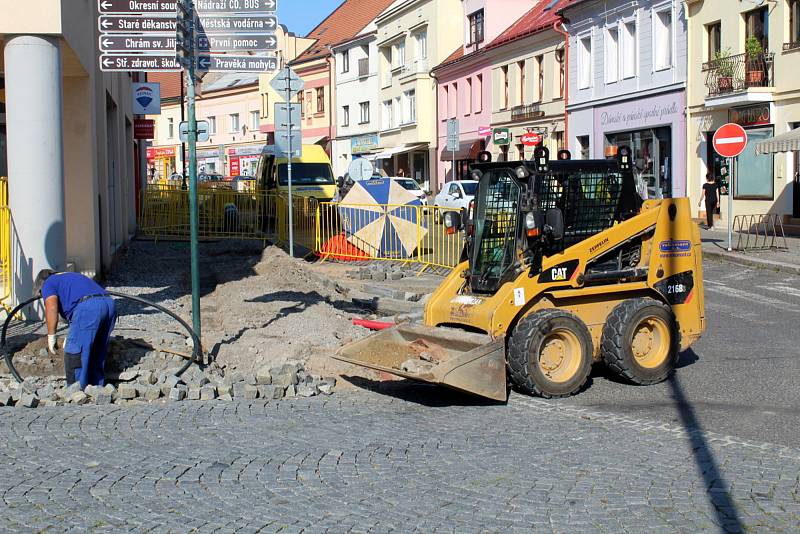 Aktuálně pracují dělníci souběžně na druhé a třetí etapě opravy ulice na pravé straně z pohledu od náměstí.