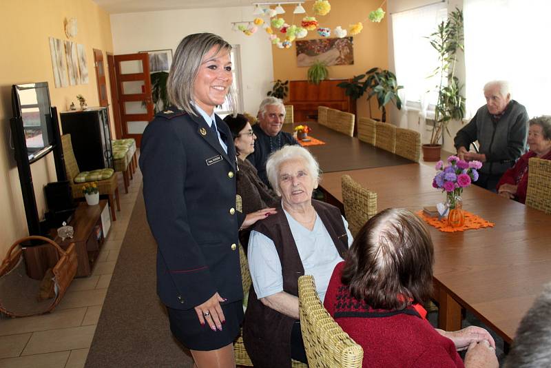 V Parku seniorů v Sokolči si povídali s obyvateli policisté.