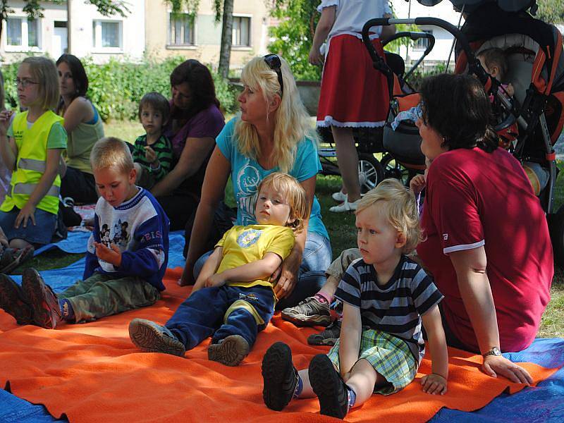 Piknik s knížkou pod vodárenskou věží v Nymburce