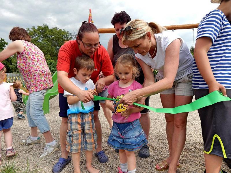 Nové dětské hřiště otevřeli ve Vápensku.