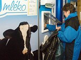 Automat na čerstvé mléko u supermarketu Senimo