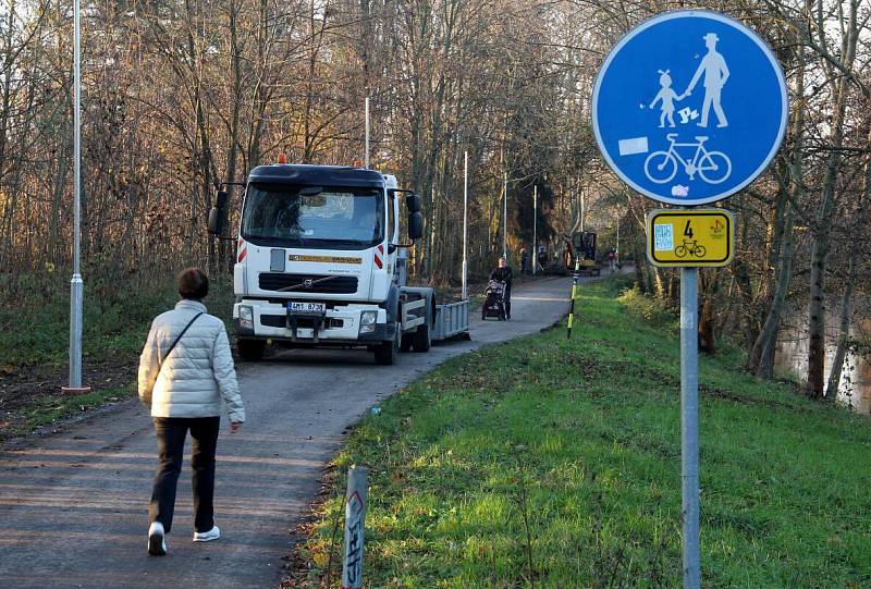 Stavba osvětlení kolem cyklostezky u Mlýnského potoka v olomoucké části Hejčín