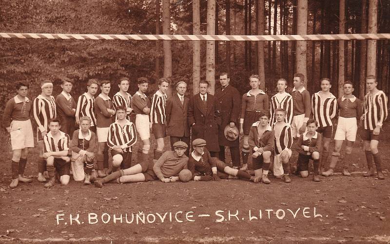 Nejstarší fotografie v kronice litovelského fotbalu z října roku 1924. Litovelští v pruhovaném.