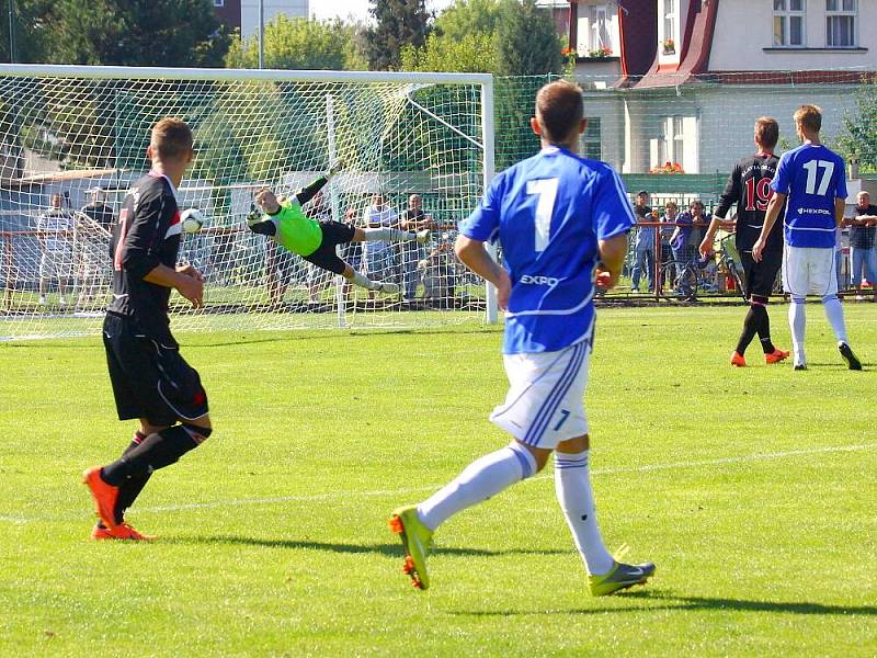 Fotbalisté Uničova (v modrém) proti Orlové