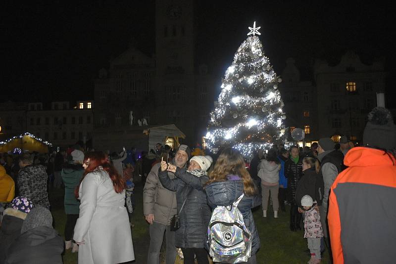 Den D hlavně pro děti nastal v pátek 25. listopadu. Krátce po sedmnácté hodině byl rozsvícen vánoční strom Stříbrňáček. 25.11. 2022