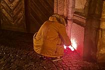 Pieta v Olomouci po masové vraždě v Praze - svíčky u univerzitní knihovny UP v Křížkovského ulici, 21.12.2023