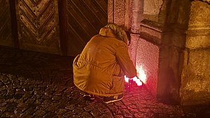 Pieta v Olomouci po masové vraždě v Praze - svíčky u univerzitní knihovny UP v Křížkovského ulici, 21.12.2023