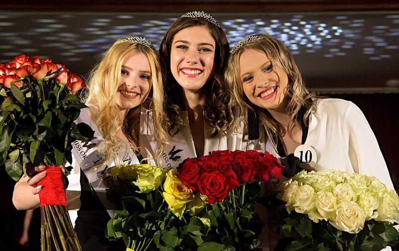Jitka Hoczová ( uprostřed )1. vícemis  Nikol Vencová ( vlevo )2. vícemis  Simona Kamešová ( vpravo ). Semifinále 6.ročníku soutěže Miss OK ve Velké Bystřici.Miss