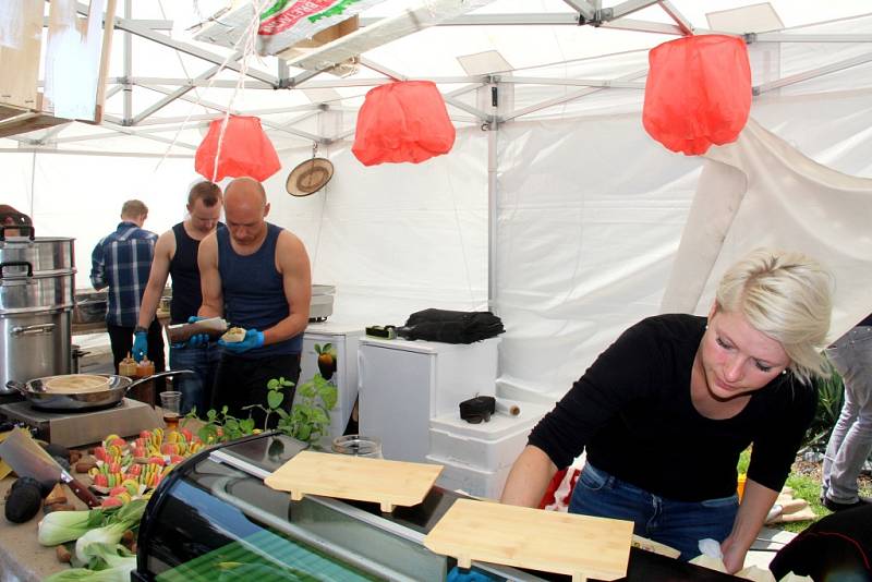 Stovky lidí zaplnily v sobotu Smetanovy sady Výstaviště Flora Olomouc. Přilákal je tam už druhý ročník dobrého jídla a pití Garden Food Festival.