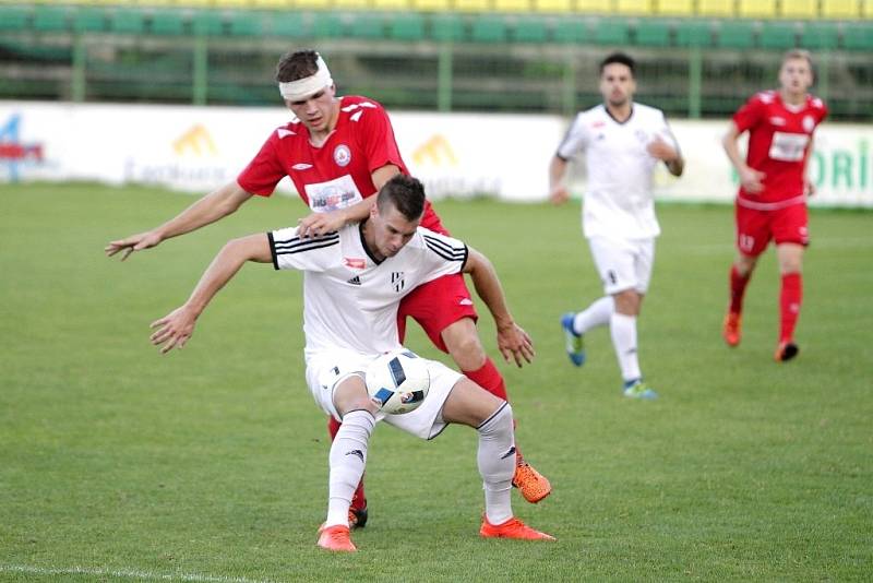 Fotbalisté z Olomouce Holice (v bílém) porazili Vyškov 2:0.