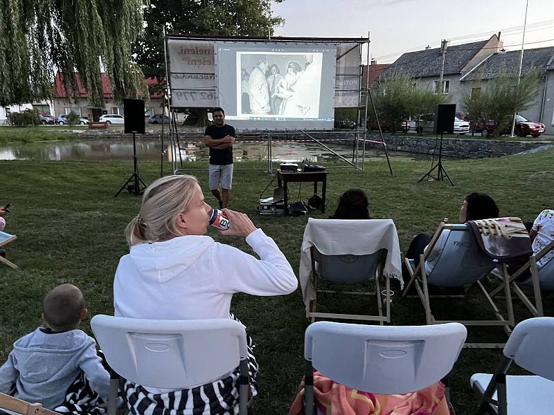 V Bělkovicích-Lašťanech již sedmou sezonu promítají v letním kině u rybníka. V pátek uvedli oceňovaný český film Zátopek a jako bonus nabídli divákům vzpomínku na návštěvu Emila Zátopka v obci v roce 1988, 12. srpna 2022.