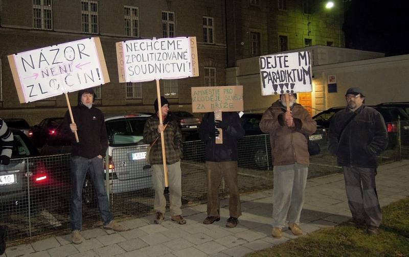 Demonstrace na podporu Romana Smetany před olomouckou věznicí