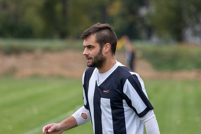 Fotbalisté Hodolan (v pruhovaném) porazili Novou Hradečnou 8:0.