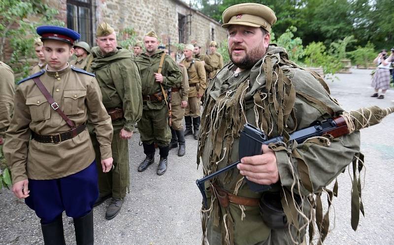 Až mráz běhal po zádech při realistické bojové ukázce na fortu Radíkov. Kluby vojenské historie předvedly boj o chválkovickou pevnůstku na konci II. světové války.