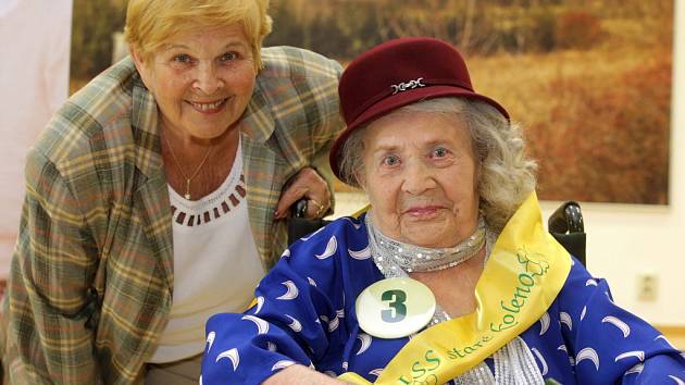 Soutěž Miss staré koleno v DpS Pohoda.  Zvítězila Adéla Mayerová ( 97 let ), šerpou dekorovala herečka Ivanka Devátá.