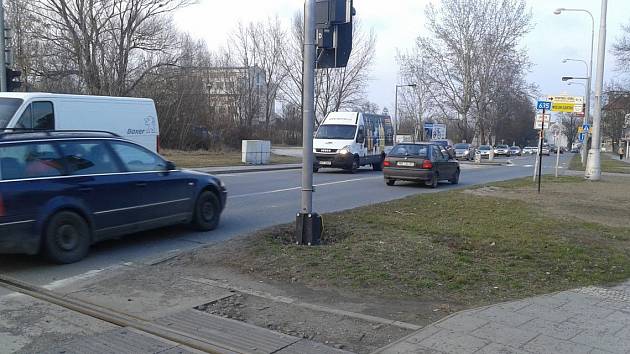 Doprava v Olomouci - Hejčíně je neúnosná, Erenburgova a Tomkova ulice suplují chybějící severní spoj, zlobí se místní obyvatelé.