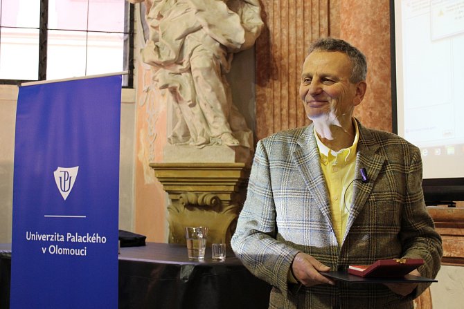 Profesor Vilím Šimánek, emeritní přednosta Ústavu lékařské chemie a biochemie Lékařské fakulty Univerzity Palackého v Olomouci.