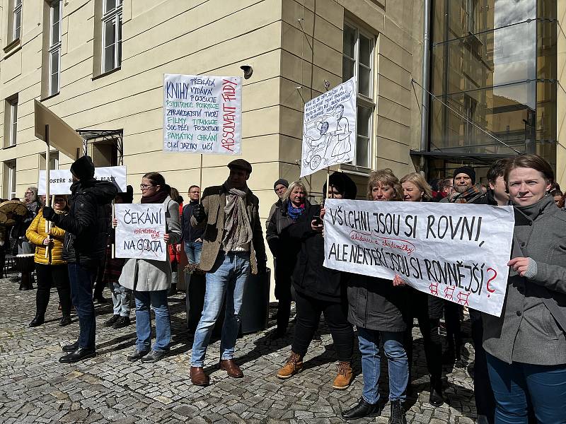 Demonstrativní Hodina pravdy na Univerzitě Palackého v Olomouci. Stávkové shromáždění na nádvoří filozofické fakulty v Křížkovského ulici, 28. března 2023.