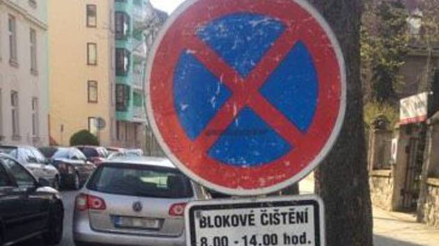 V Olomouci čistí ulice. Respektujte zákaz zastavení, vyzývají strážníci -  Olomoucký deník