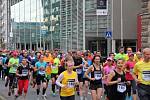 Na start olomouckého půlmaratonu se v sobotu v 19 hodin postavilo pět tisíc běžců. První kilometr je zavedl do Studentské ulice.