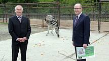 Premiér Bohuslav Sobotka v olomoucké zoo pokřtil mládě zebry
