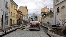 Nové sloupy na tramvajové troleje na rekonstruované třídě 1. máje v Olomouci