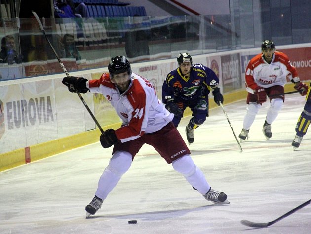 Olomoučtí hokejisté (v bílo-červeném) prohráli doma se Šumperkem 4:5 po samostatných nájezdech.