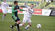 Fotbalisté Holice (v bílém) remizovali s Petřkovicemi 0:0. David Levčík (vlevo) a David Hornich