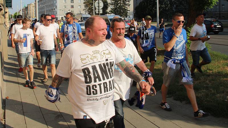 Fanoušci ostravského Baníku pod dohledem policistů rychle vyráží z olomouckého hlavního nádraží k Androvu stadionu. Jejich vlak měl totiž hodinu a půl zpoždění