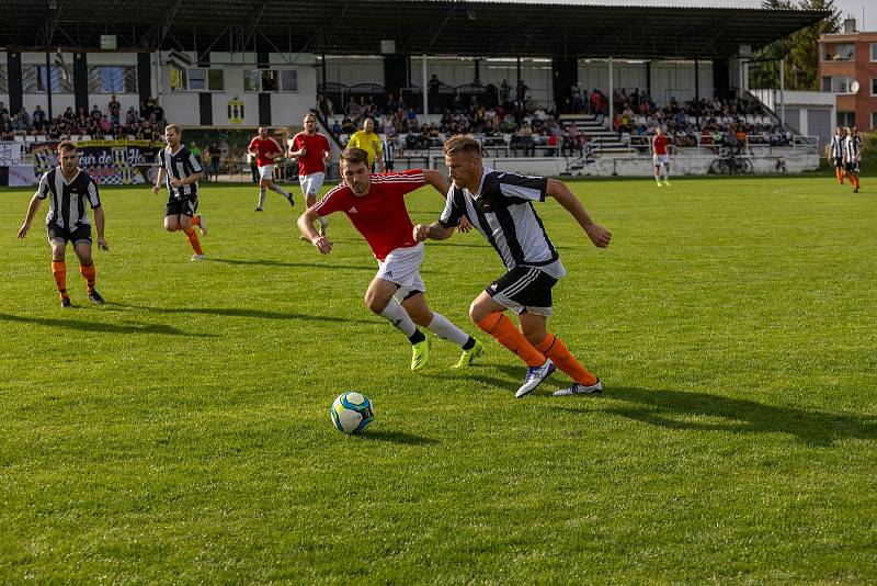 Fotbalisté Hodolan (v pruhované) porazili Červenku 5:1