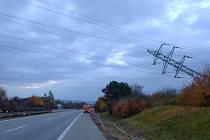 Náraz traktoru ohnul sloup elektrického vedení u dálnice D35 u Olomouce, 1. listopadu 2021
