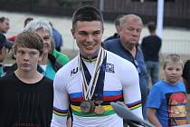 Jakub Šťastný vybojoval ve švýcarském Aigle šest medailí za sebou. Nejprve tři na juniorském MS a další tři na ME. Cenné kovy ukázal v Prostějově.