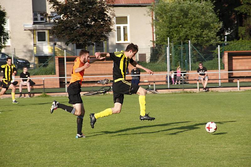 Fotbalisté Nových Sadů (ve žluto-černém) porazili Šternberk 3:1.