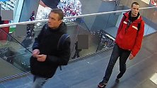 Poznáte muže podezřelé z krádeže elektroniky v olomoucké Galerii Moritz?